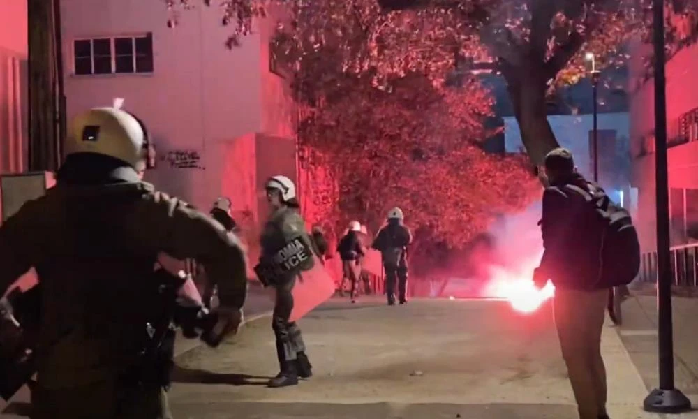 Θεσσαλονίκη: Επίθεση με πέτρες σε ΜΑΤ στο ΑΠΘ μετά την πορεία για τον θάνατο του 17χρονου